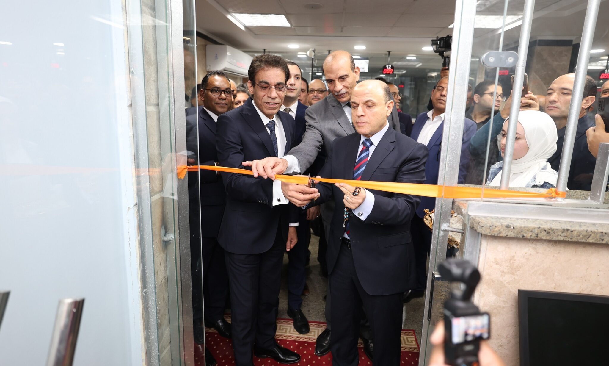 افتتح السيد السفير/ حداد الجوهري مساعد وزير الخارجية للشئون القنصلية والمصريين في الخارج والسيد اللواء دكتور/ علاء عبد المعطي محافظ كفر الشيخ مكتب التصديقات الثاني بمحافظة كفر الشيخ بمجمع الخدمات في مقر الغرفة التجارية بالمحافظة.  