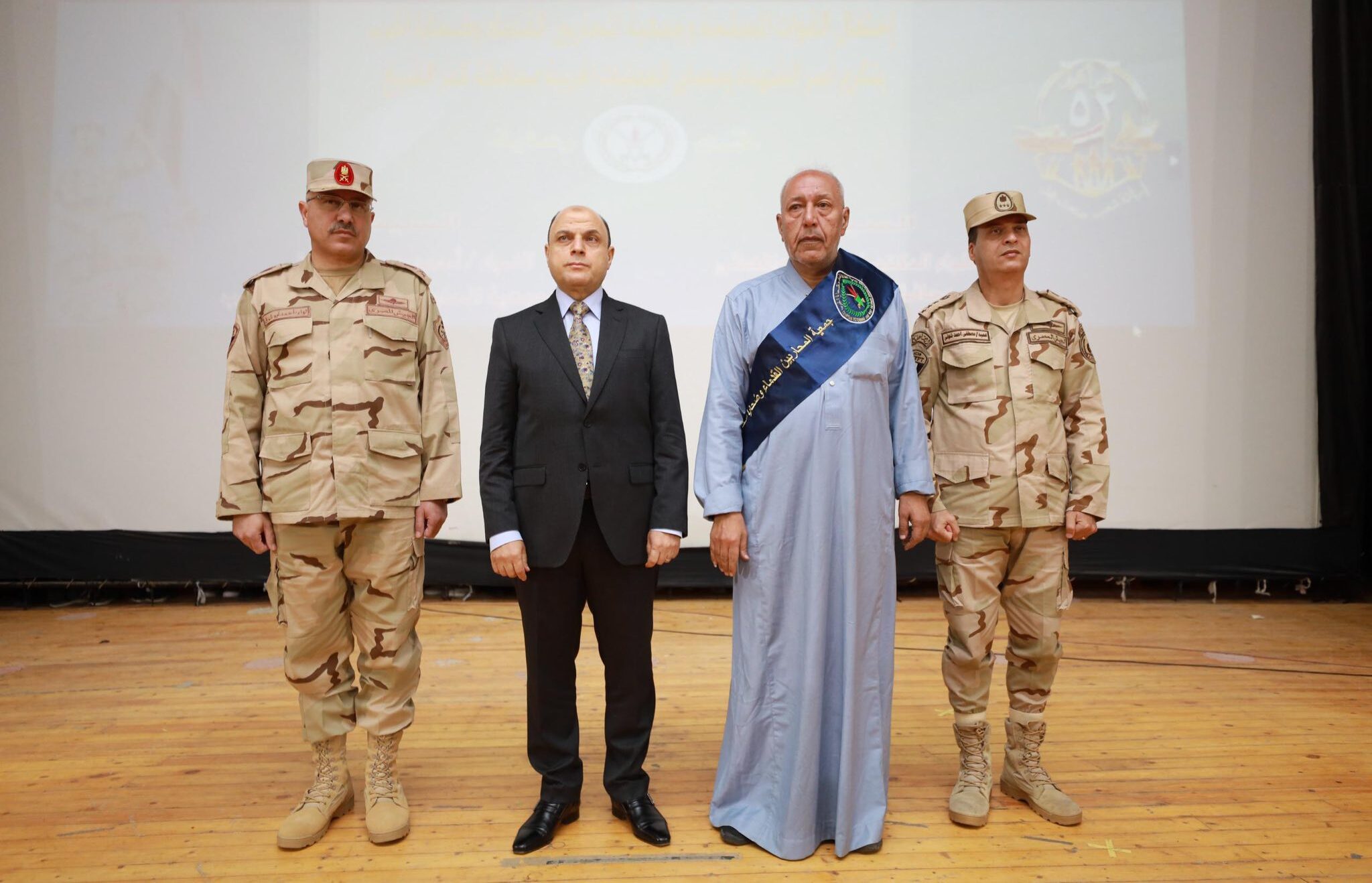 محافظ كفرالشيخ ومدير جمعية المحاربين القدماء يكرمان أسر الشهداء ومصابي العمليات الحربية من أبناء المحافظة.. نحتفي بأبطالها وفاءً لتضحياتهم  