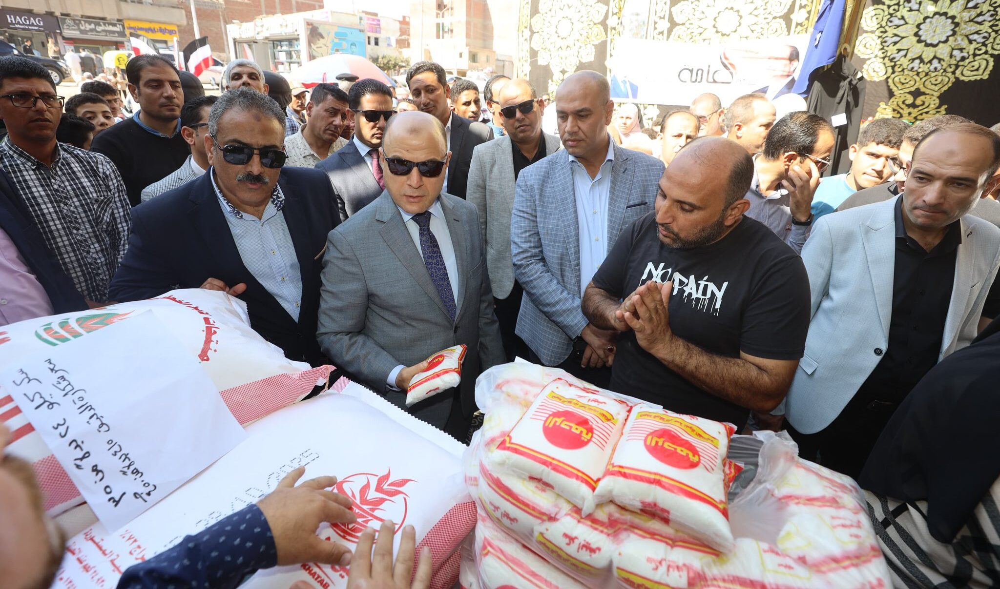 محافظ كفرالشيخ يتفقد سوق اليوم الواحد بالرياض بتخفيضات تصل إلى 30%.. ويؤكد استمرار توفير السلع الغذائية والاستهلاكية للأهالي والتوسع في إقامة المنافذ والمعارض بجميع المراكز والمدن  