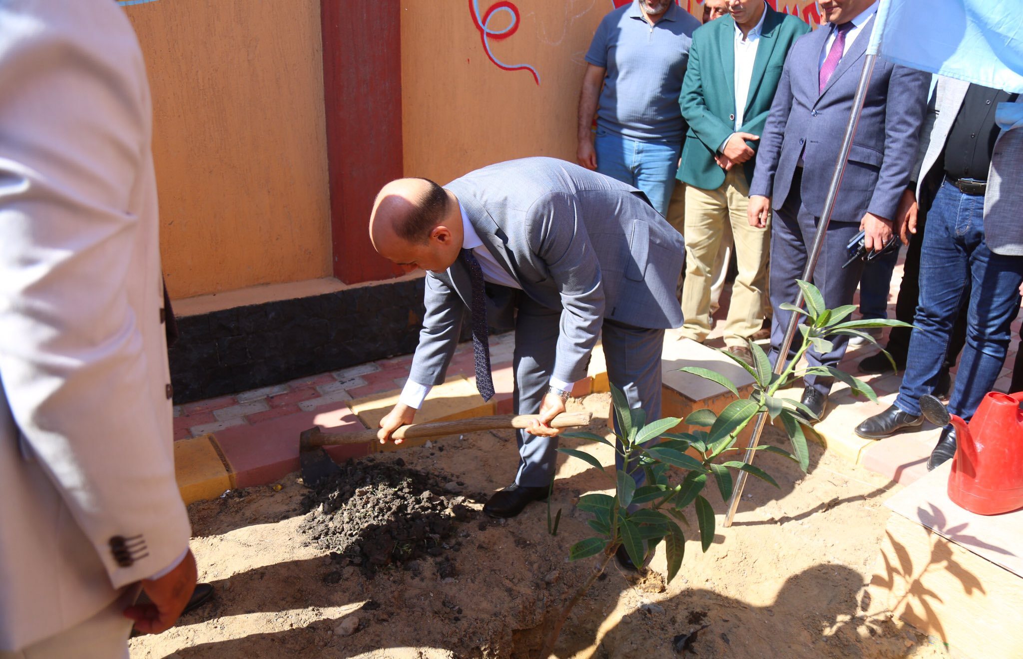 محافظ كفرالشيخ يزرع الأشجار المثمرة بمدرسة الشهاينة للتعليم الأساسي بالرياض .. ضمن المبادرة الرئاسية «100 مليون شجرة»  