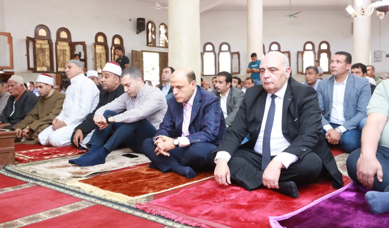 محافظ كفرالشيخ يؤدي صلاة الجمعة بمسجد المحافظة ويؤكد استمرار العمل لتحسين جودة الخدمات المقدمة للمواطنين  