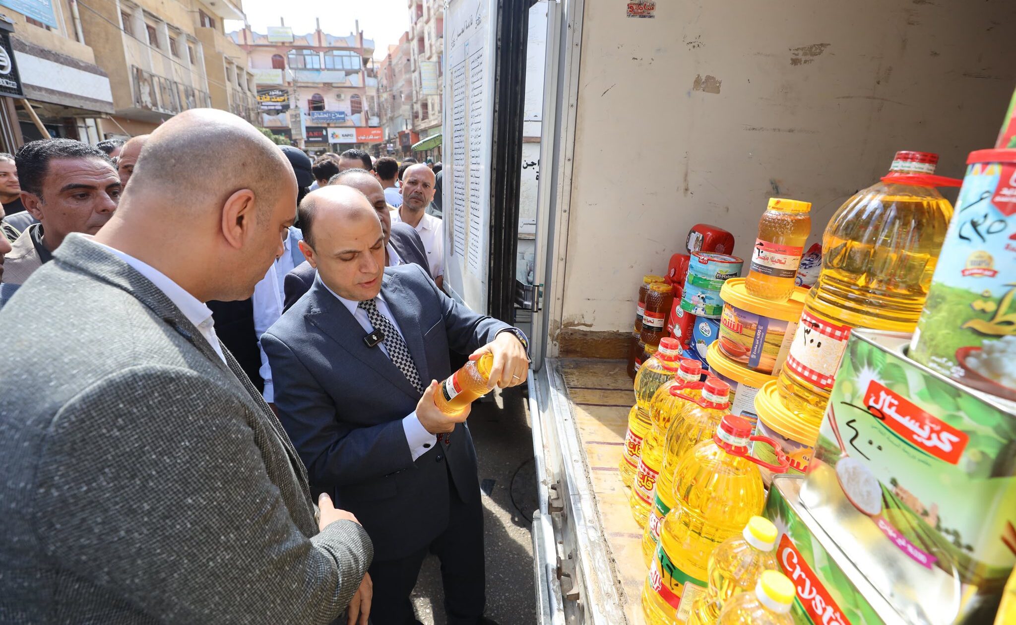 محافظ كفرالشيخ يتفقد سوق «اليوم الواحد» للسلع الغذائية والاستهلاكية بقلين.. ويؤكد استمرار توفير السلع بتخفيضات تصل إلى 30%  