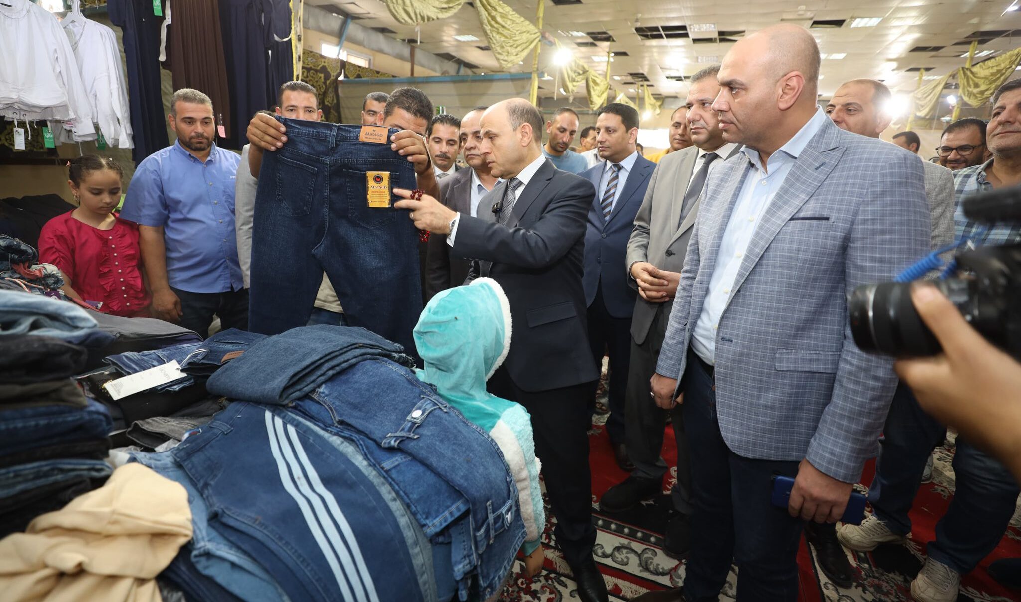 محافظ كفرالشيخ يتفقد سوق «اليوم الواحد» للسلع الغذائية والاستهلاكية بسيدي سالم ويؤكد استمرار توفير السلع بتخفيضات تصل إلى 30%  