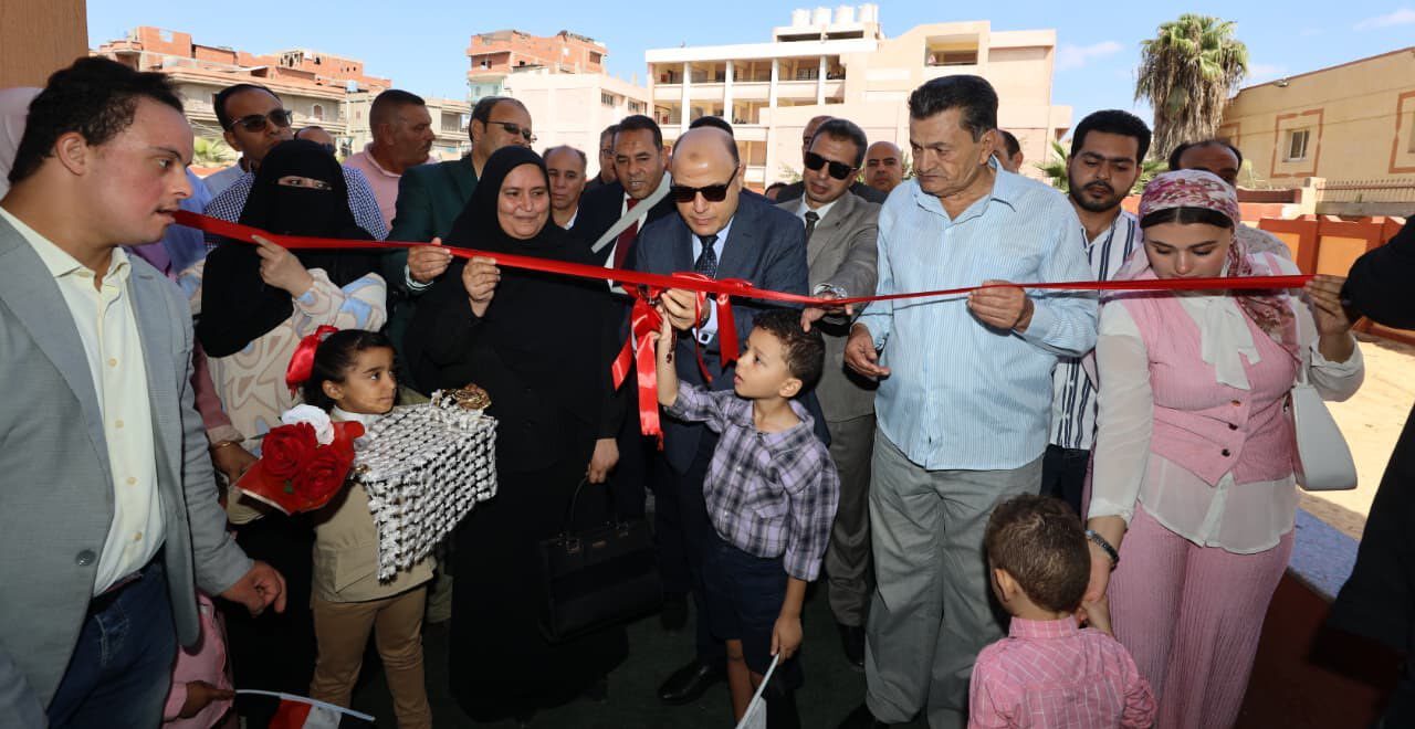 محافظ كفرالشيخ يلتقي أسرة الرائد الشهيد أحمد بسيوني أبو الخير ويؤكد دعمه لأسر الشهداء وتخليد ذكراهم  