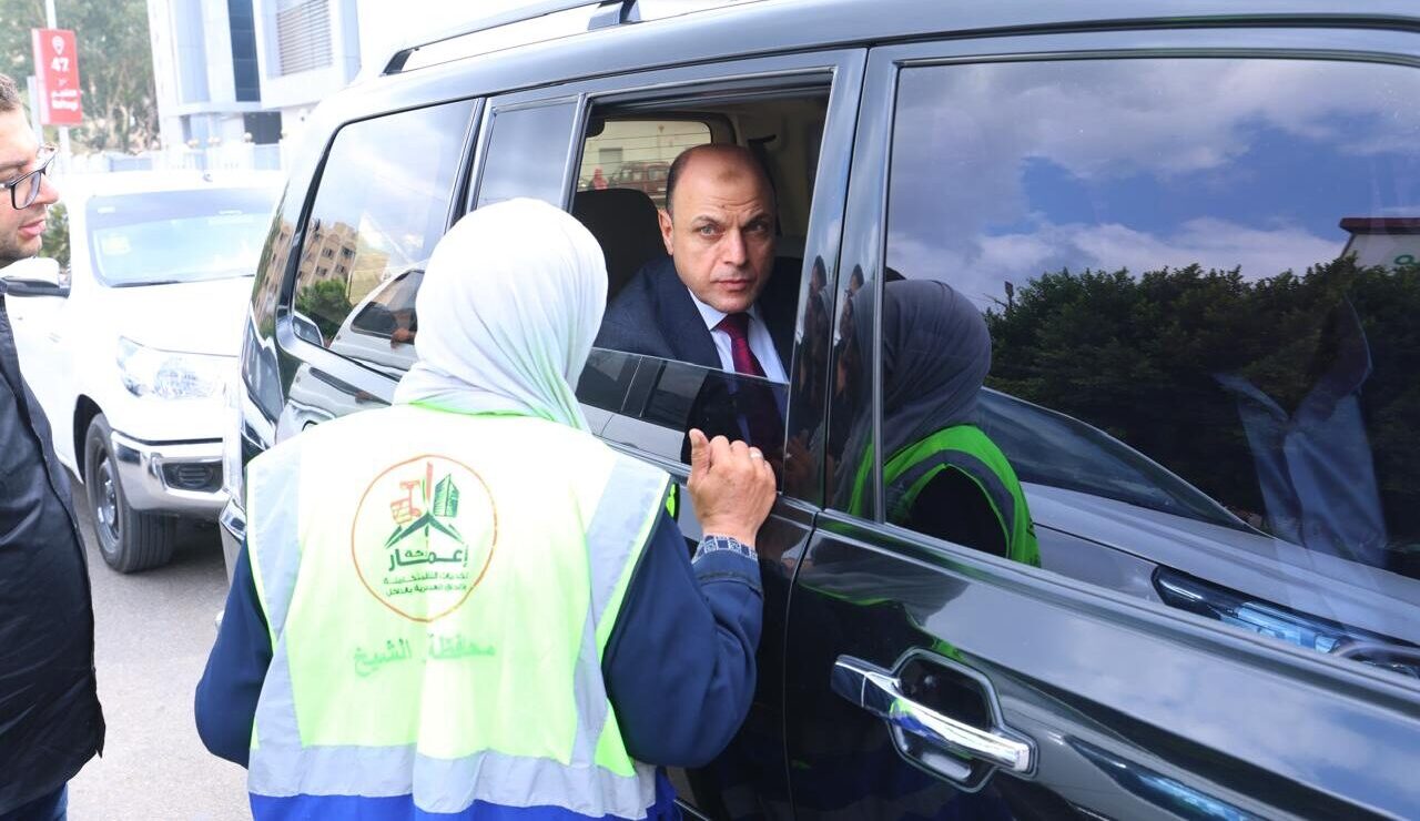 ️ في لفتة إنسانية.. محافظ كفرالشيخ يكافئ عاملة نظافة خلال جولته بشوارع المحافظة  