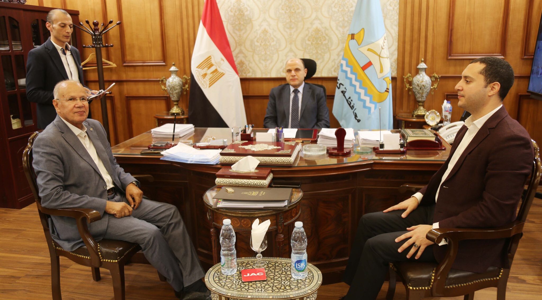 محافظ كفرالشيخ يناقش عدد من الملفات ومشاكل الدوائر مع أعضاء مجلسي النواب والشيوخ .. مؤكداً على التكامل بين السلطتين التنفيذية والتشريعية لتحقيق الأهداف التنموية وتحسين الخدمات للمواطنين  