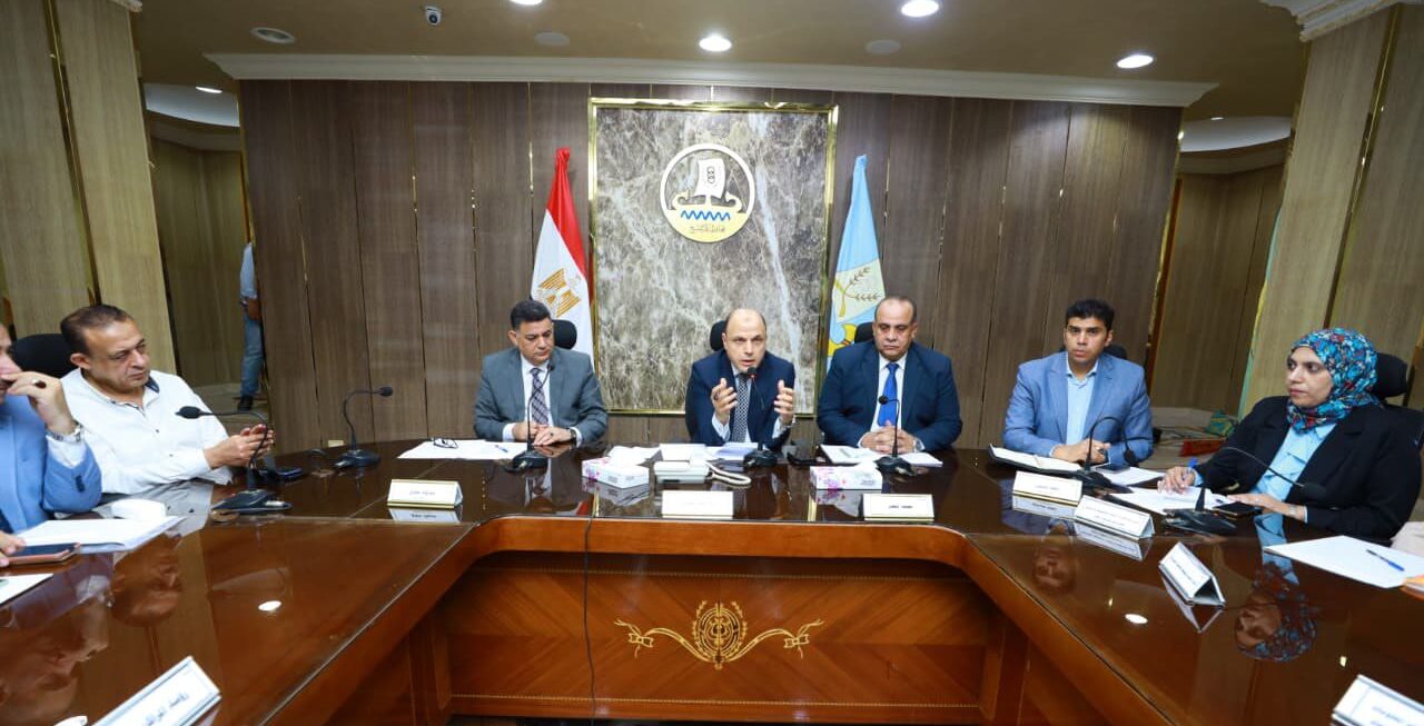 محافظ كفرالشيخ يعقد اجتماعًا موسعًا لمناقشة آليات عمل لجان الحصر والتقييم للوحدات المؤجرة لغرض السكنى الخاضعة لأحكام القانون رقم 164 لسنة 2025 وتقسيم المناطق وفق الضوابط القانونية  