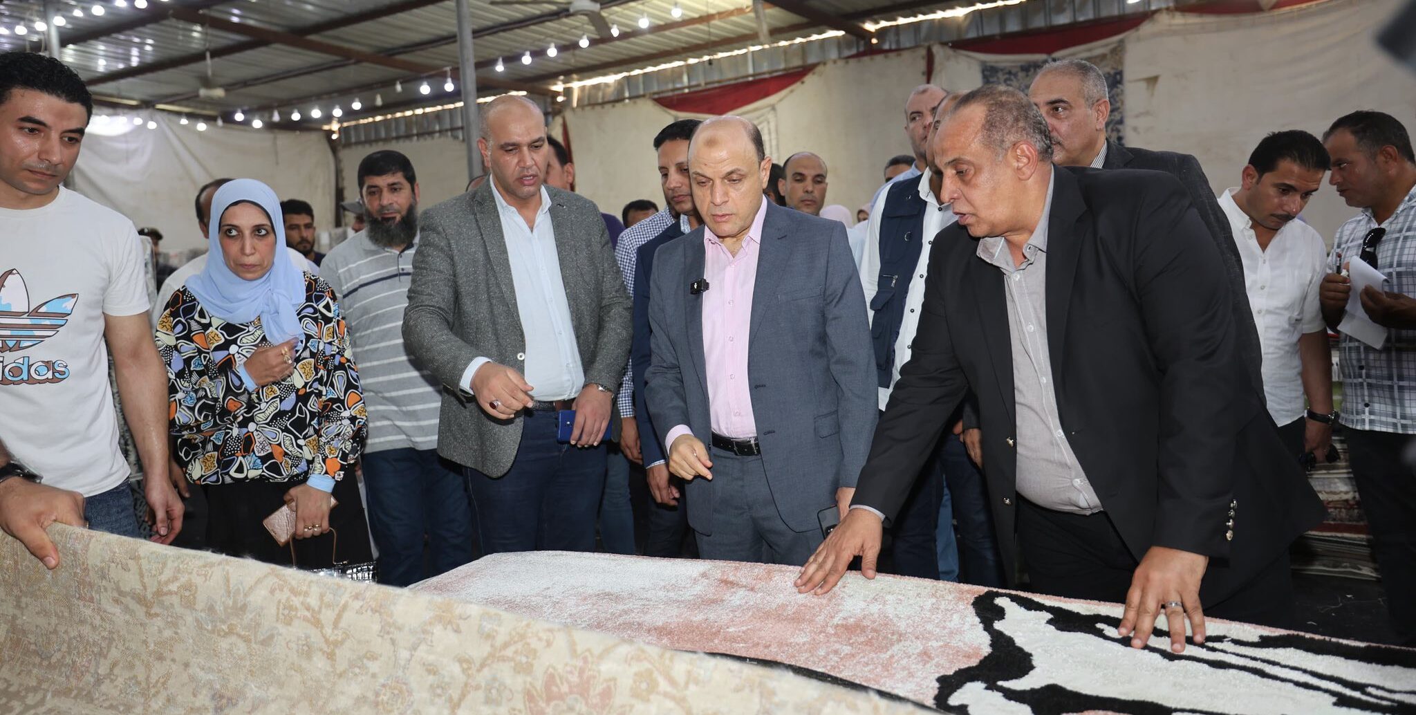 محافظ كفرالشيخ يتفقد سوق «اليوم الواحد» بمطوبس بتخفيضات تصل إلى 30% على السلع و70% على السجاد.. ويشدد على الالتزام بالأسعار والتوسع في إقامة المعارض الثابتة والمتحركة  