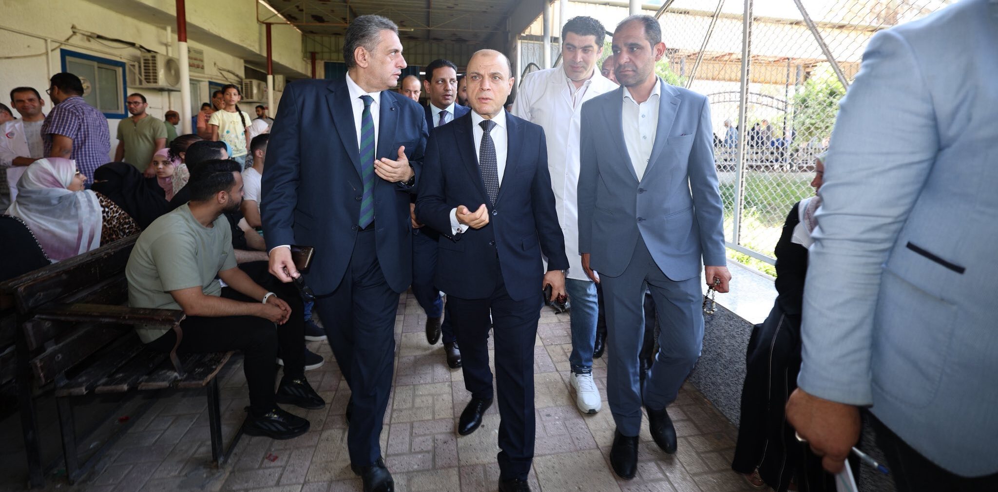 محافظ كفرالشيخ يطمئن على مستوى الخدمات الصحية بالمستشفى العام.. ويتبادل الحديث مع المواطنين  