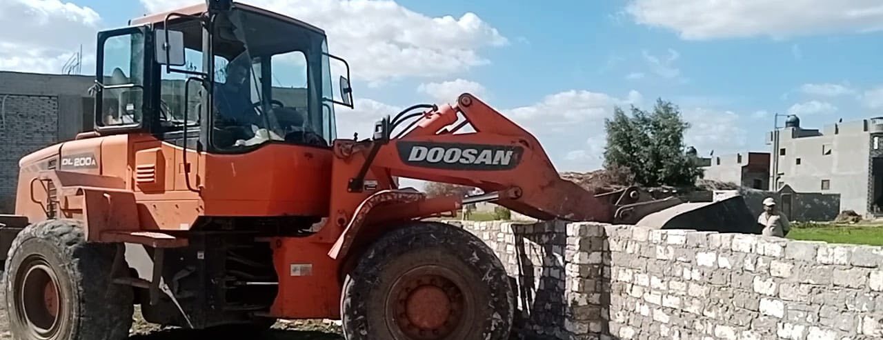 محافظ كفرالشيخ يتابع الموجة الـ 26 لإزالة التعديات على أملاك الدولة والأراضي الزراعية ومخالفات البناء بعاصمة المحافظة.. تنفيذ 9 قرارات إزالة علي مساحة 7 قيراط  