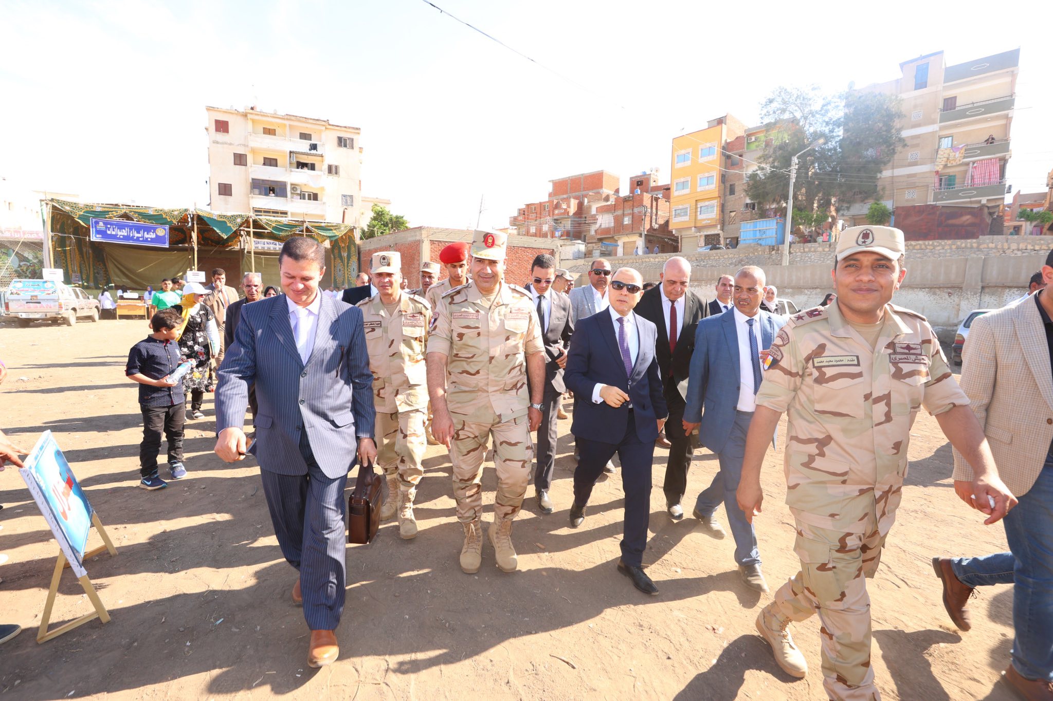 محافظ كفرالشيخ وقائد قوات الدفاع الشعبي والعسكري يتفقدان معسكر الإيواء العاجل بنادي سخا الرياضي ضمن فعاليات مشروع التدريب العملى المشترك «صقر 150»  