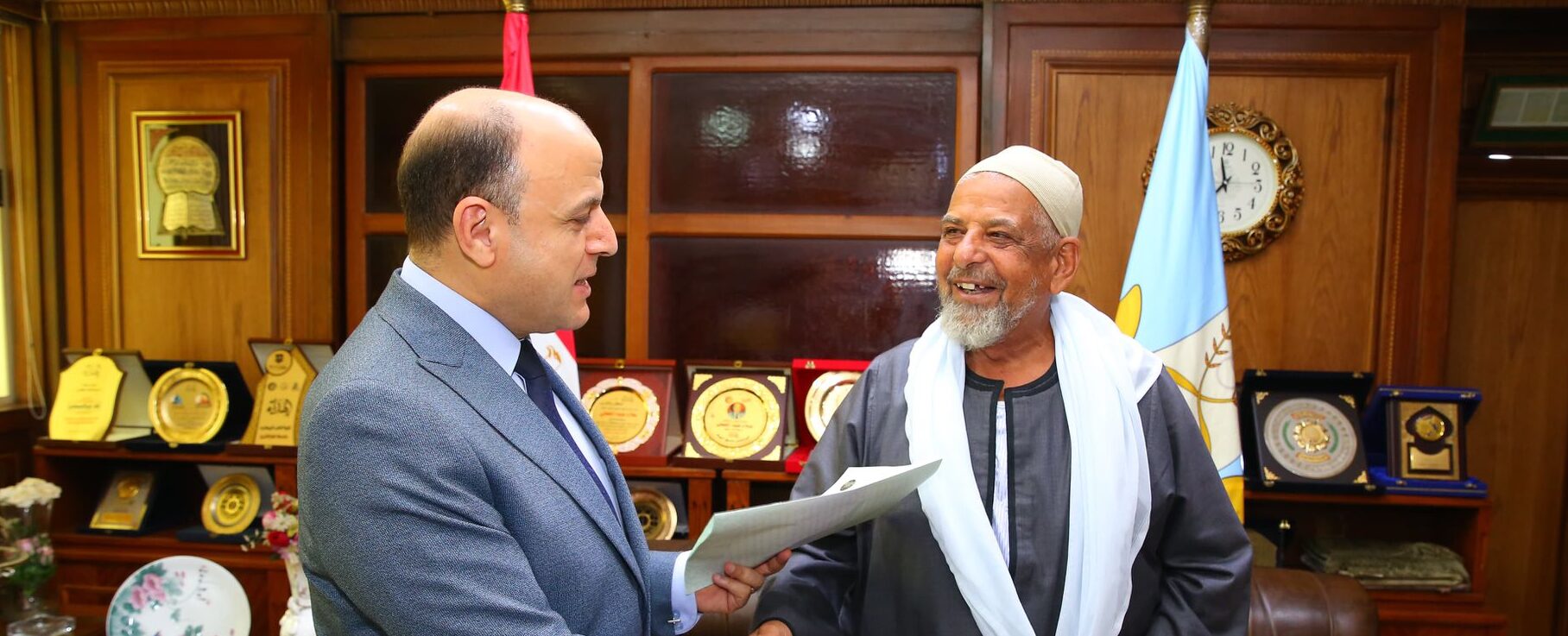 محافظ كفرالشيخ يُسلّم 12 عقد تقنين أراضي أملاك دولة للمستفيدين من المواطنين.. «إنتهينا من تسليم 1293 عقد.. تسهيلات غير مسبوقة فى السداد وسرعة إنهاء الإجراءات »  