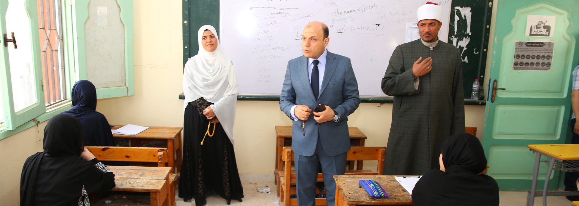 محافظ كفرالشيخ يتفقد لجان امتحانات الشهادة الإعدادية الأزهرية ويطمئن على انتظام سير اللجان بمعهد الفتيات النموذجي  