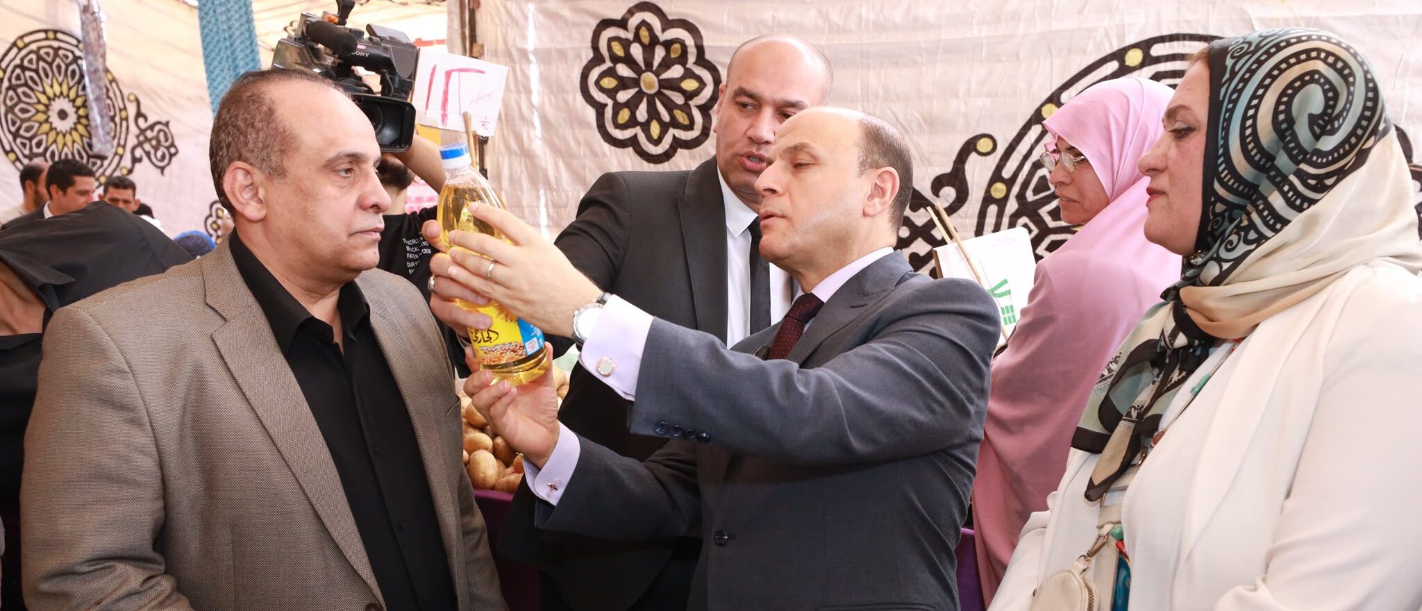 محافظ كفرالشيخ يفتتح سوق «اليوم الواحد» للسلع الغذائية والاستهلاكية بتخفيضات تصل لـ30% ببيلا .. مستمرون في تكثيف الجهود لتخفيف الأعباء عن أهالينا  