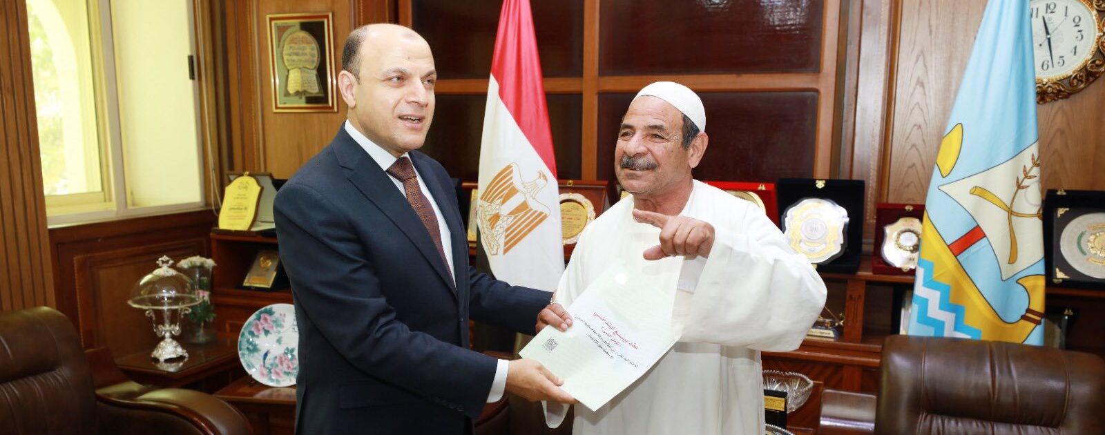 محافظ كفرالشيخ يُسلّم 14 عقد تقنين أراضي أملاك دولة للمستفيدين من المواطنين.. «إنتهينا من تسليم 1281 عقد.. تسهيلات غير مسبوقة فى السداد وسرعة إنهاء الإجراءات »  