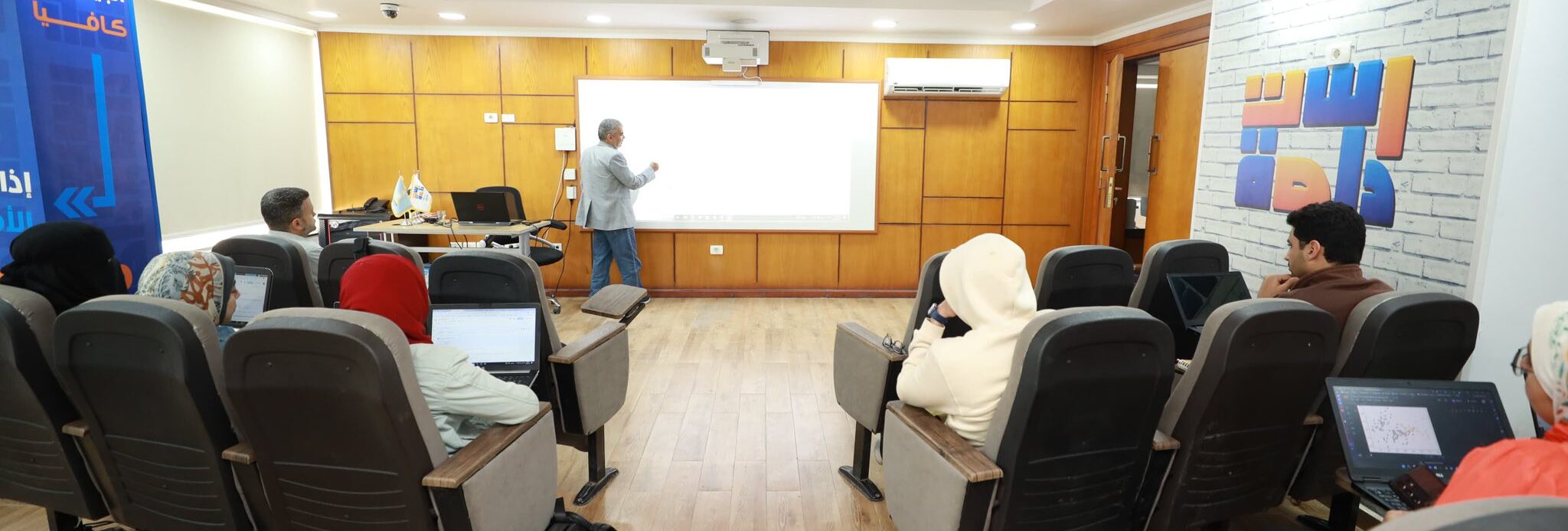 محافظ كفرالشيخ يتابع فعاليات اليوم الثالث من برنامج إعداد مدربين معتمدين في الذكاء الاصطناعي بمركز استدامة  