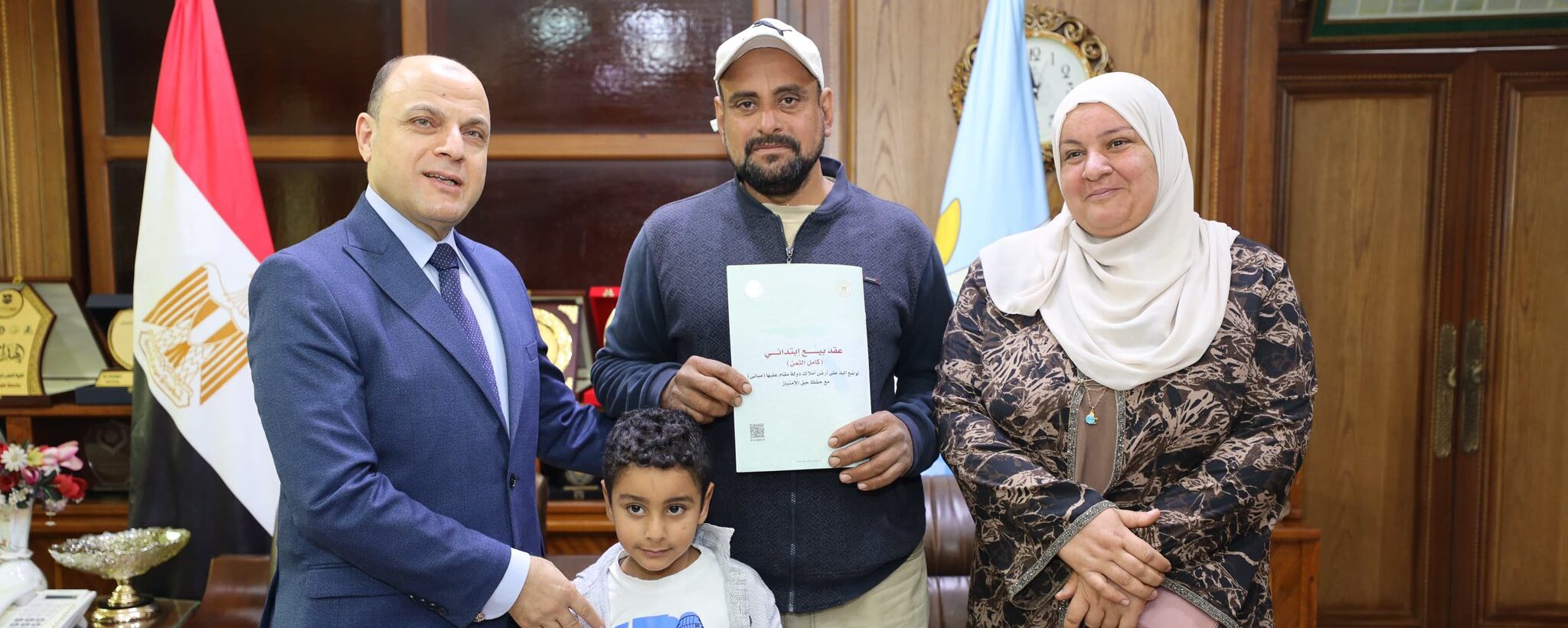 محافظ كفرالشيخ يُسلّم 12 عقد تقنين أراضي أملاك دولة للمستفيدين من المواطنين.. «إنتهينا من تسليم 1267 عقد.. تسهيلات غير مسبوقة فى السداد وسرعة إنهاء الإجراءات »  