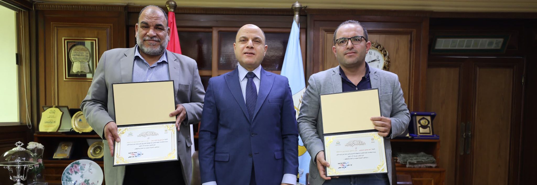 محافظ كفرالشيخ يُكرّم مدير عام ووكيل الشؤون القانونية تقديرًا لتميزهم فى آداء واجباتهم الوظيفية  