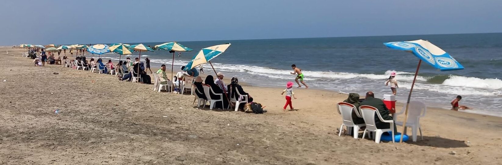 محافظ كفر الشيخ يتابع توافد المصطافين على شواطىء مصيف بلطيم لقضاء إجازة شم النسيم  