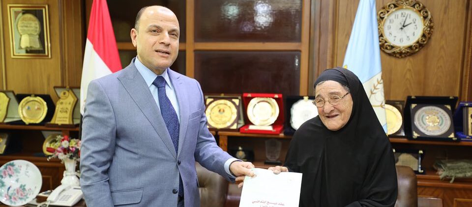 محافظ كفرالشيخ يُسلّم 21 عقد تقنين أراضي أملاك دولة للمستفيدين من المواطنين.. «إنتهينا من تسليم 1238 عقد.. تسهيلات غير مسبوقة فى السداد وسرعة إنهاء الإجراءات »  