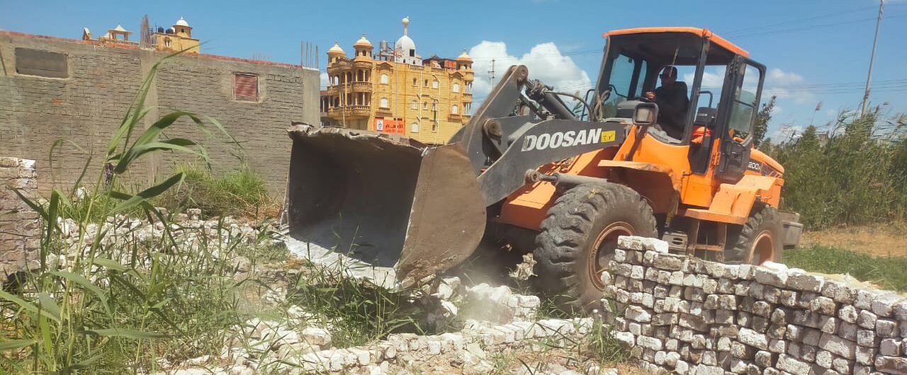 محافظ كفرالشيخ يتابع الموجة الـ 25 لإزالة التعديات على أملاك الدولة والأراضي الزراعية ومخالفات البناء بمركز الرياض .. تنفيذ 10 قرارات إزالة علي مساحة 8700م2  