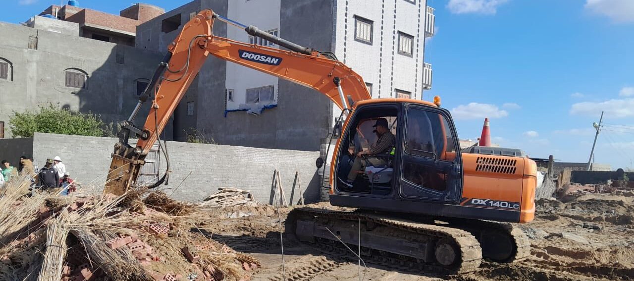 محافظ كفرالشيخ يتابع الموجة الـ 25 لإزالة التعديات على أملاك الدولة ومخالفات البناء بمركز بلطيم .. تنفيذ 5 قرارات إزالة بمساحة 400 م2  