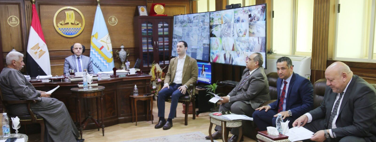 محافظ كفرالشيخ يناقش عدد من الملفات ومشاكل الدوائر مع أعضاء مجلسي النواب والشيوخ .. متابعة تنفيذ مشروعات المحافظة وتحقيق جودة الخدمات لأهالينا  