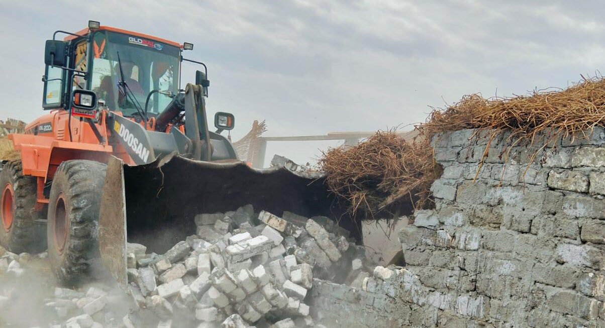 محافظ كفرالشيخ يتابع الموجة الـ 25 لإزالة التعديات على أملاك الدولة ومخالفات البناء بمركز الحامول .. تنفيذ 8 قرارات إزالة بمساحة 700 م2  