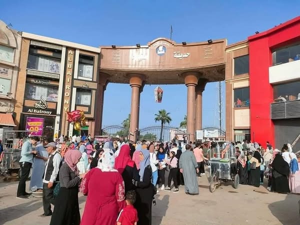 بالصور.. توافد آلاف الزوار على حديقة صنعاء ونادى الخالدين لقضاء إجازة عيد الفطر المبارك...واستمرار رفع درجة الإستعداد بالحدائق والمتنزهات العامة والمرافق الحيوية  