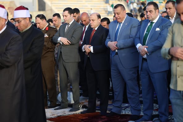 بالصور.. محافظ كفرالشيخ يؤدي صلاة عيد الفطر المبارك بساحة سيتي كلوب وسط الآلاف من المصلين .. مقدمًا التهنئة لأبناء المحافظة .. ويوزع هدايا فخامة «الرئيس» على الأطفال  