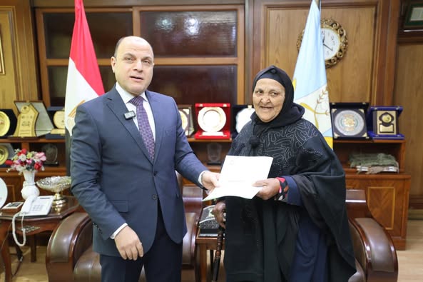 محافظ كفرالشيخ يُسلّم 8 عقود تقنين أراضي أملاك دولة للمستفيدين من المواطنين.. «إنتهينا من تسليم 1217 عقد.. تسهيلات غير مسبوقة فى السداد وسرعة إنهاء الإجراءات »  