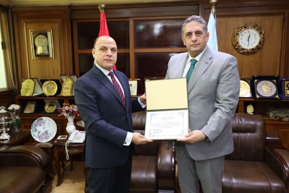 محافظ كفرالشيخ يكرم عددًا من الكوادر الطبية بالمحافظة لأدائهم المتميز وتقديرًا لجهودهم وحصولهم على المركز الأول على مستوى الجمهورية في مبادرة «رعاية» للأطفال حديثي الولادة  