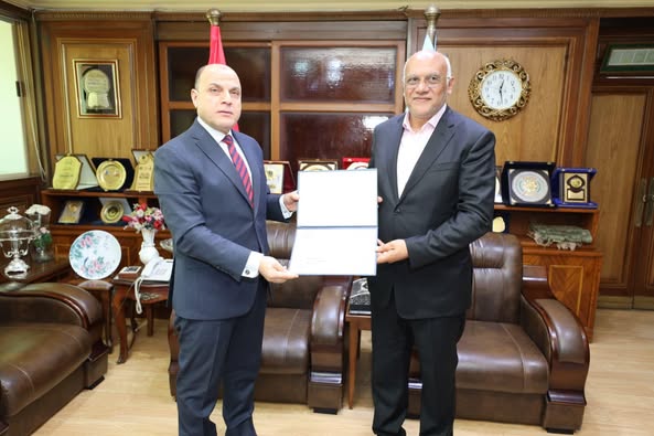 محافظ كفرالشيخ يكرم مدير عام مديرية الطرق والنقل لبلوغه السن القانونية للمعاش  