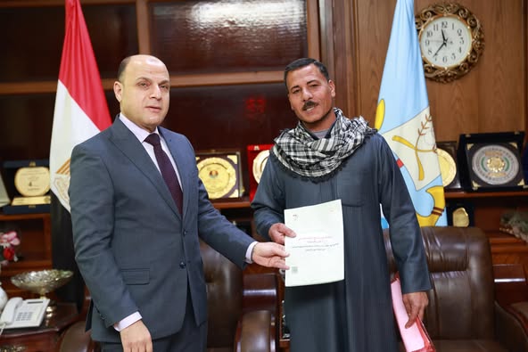 محافظ كفرالشيخ يُسلّم 13 عقد تقنين أراضي أملاك دولة للمستفيدين من المواطنين.. «إنتهينا من تسليم 1209 عقد.. تسهيلات غير مسبوقة فى السداد»  