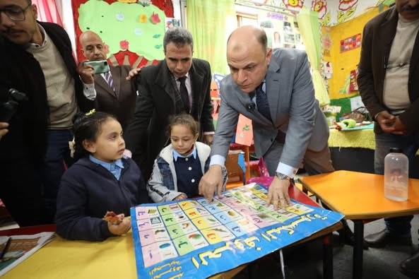 محافظ كفرالشيخ يتفقد الفصول المدرسية بمدرسة الرياض للتعليم الأساسي لمتابعة سير العملية التعليمية  