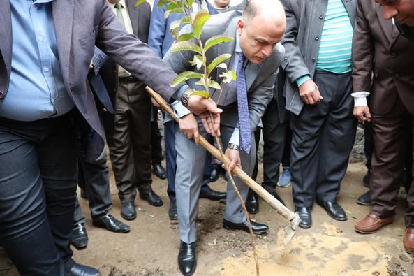 محافظ كفرالشيخ يزرع الأشجار المثمرة بمدرسة الرياض للتعليم الأساسي .. تحت شعار«كفرالشيخ للأخضر»  