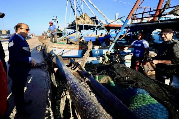 محافظ كفرالشيخ يتابع تسليم مراكب صيد لصغار الصيادين بالبرلس بمشاركة صناع الخير والتجاري وفا بنك لدعم التمكين الاقتصادي  