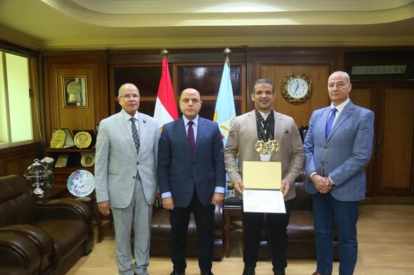 محافظ كفرالشيخ يكرم البطل "قنعان ندا" لحصوله على المركز الأول في بطولة العالم للقوة البدنية  