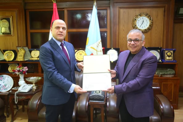 محافظ كفرالشيخ يكرّم مدير ثقافة بيلا لتطويره تطبيق «توت» الإلكتروني المجاني لكتب ومجلات الأطفال الصوتية الناطقة  