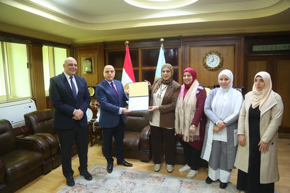 محافظ كفرالشيخ يكرم فريق عمل الإدارة العامة للتخطيط والتنمية العمرانية لجهودهم المتميزة في أداء عملهم  