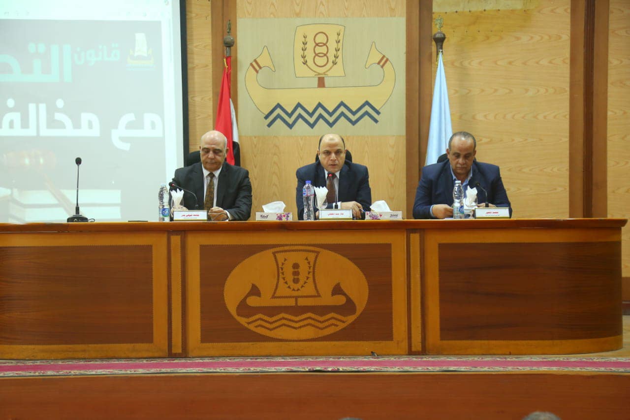 محافظ كفرالشيخ يعقد اجتماعًا لمتابعة موقف منظومة الرصد اليومي للمتغيرات المكانية.. مشددًا بمواجهة التعديات وإزالتها فى المهد  