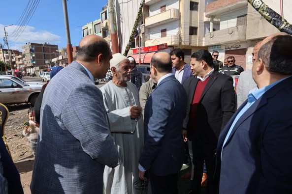 محافظ كفر الشيخ يلتقي بأهالي قرى دسوق ويستمع إلى طلباتهم.. ويؤكد: تلبية احتياجاتهم أهم أولوياته  