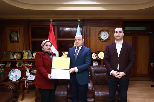محافظ كفرالشيخ يكرم «عزة السرجاني» لحصولها على التدريب الميداني ضمن «برنامج المرأة تقود للتنفيذيات» .. مشيداً بدور الأكاديمية الوطنية للتدريب الريادي  