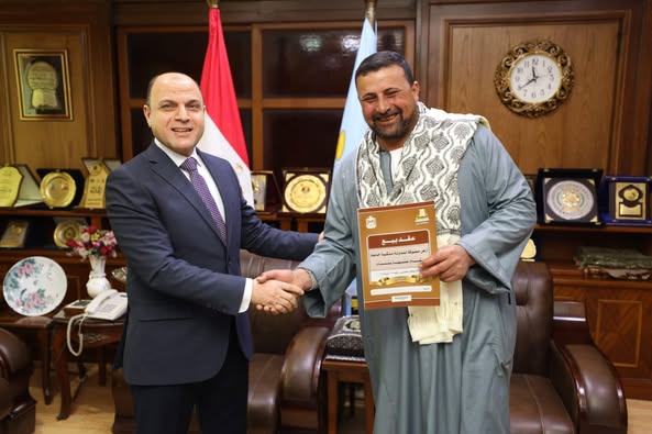 محافظ كفرالشيخ يُسلّم 18 عقد تقنين أراضي أملاك دولة للمستفيدين من المواطنين.. «إنتهينا من تسليم 1177 عقد.. تسهيلات غير مسبوقة فى السداد»  