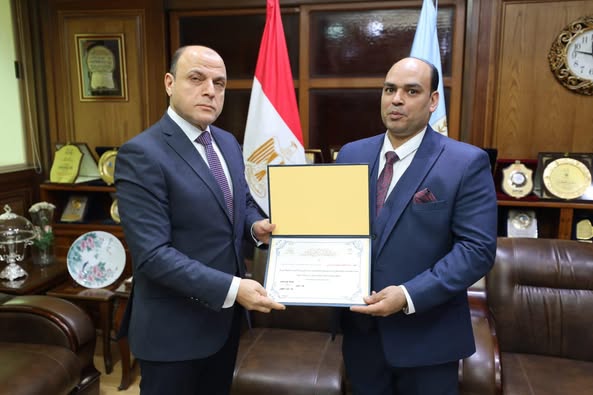 محافظ كفرالشيخ يكرم عضو الشبكة الوطنية للطوارئ والسلامة العامة لحصوله على المركز الأول في البرنامج التدريبي «تنمية مهارات العاملين بمركز السيطرة»  