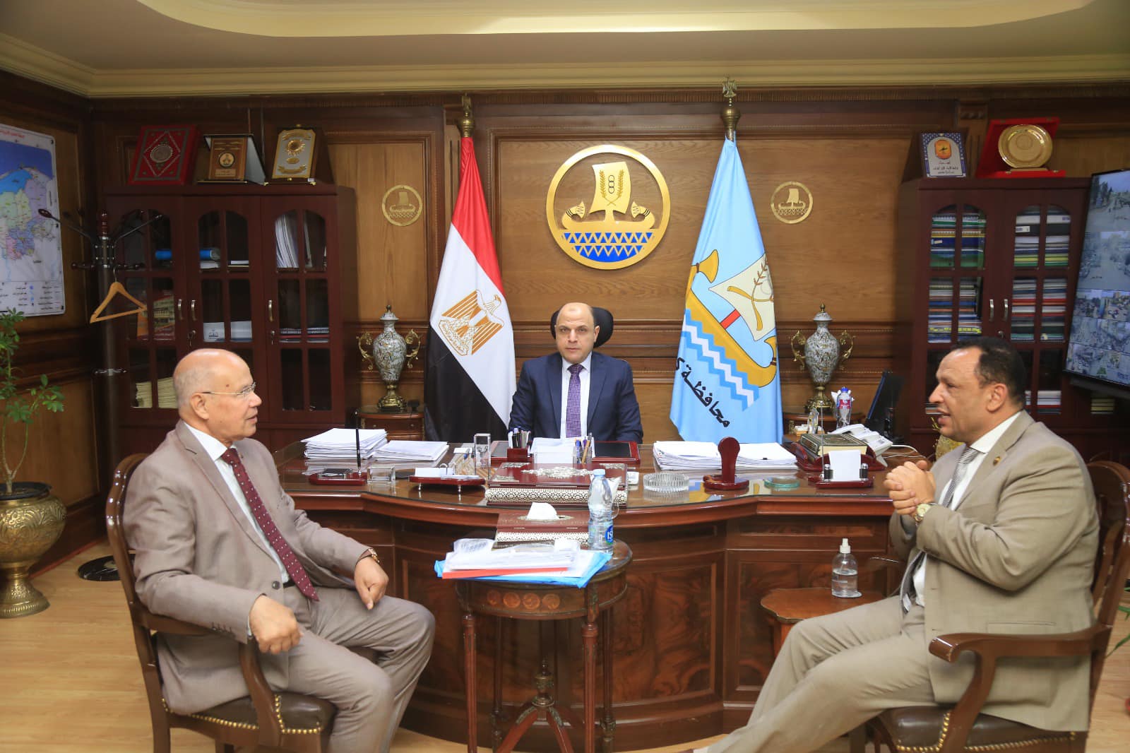 محافظ كفرالشيخ يناقش عدد من الملفات ومشاكل الدوائر مع أعضاء مجلسي النواب والشيوخ .. متابعة تنفيذ مشروعات المحافظة وتحقيق جودة الخدمات لأهالينا  