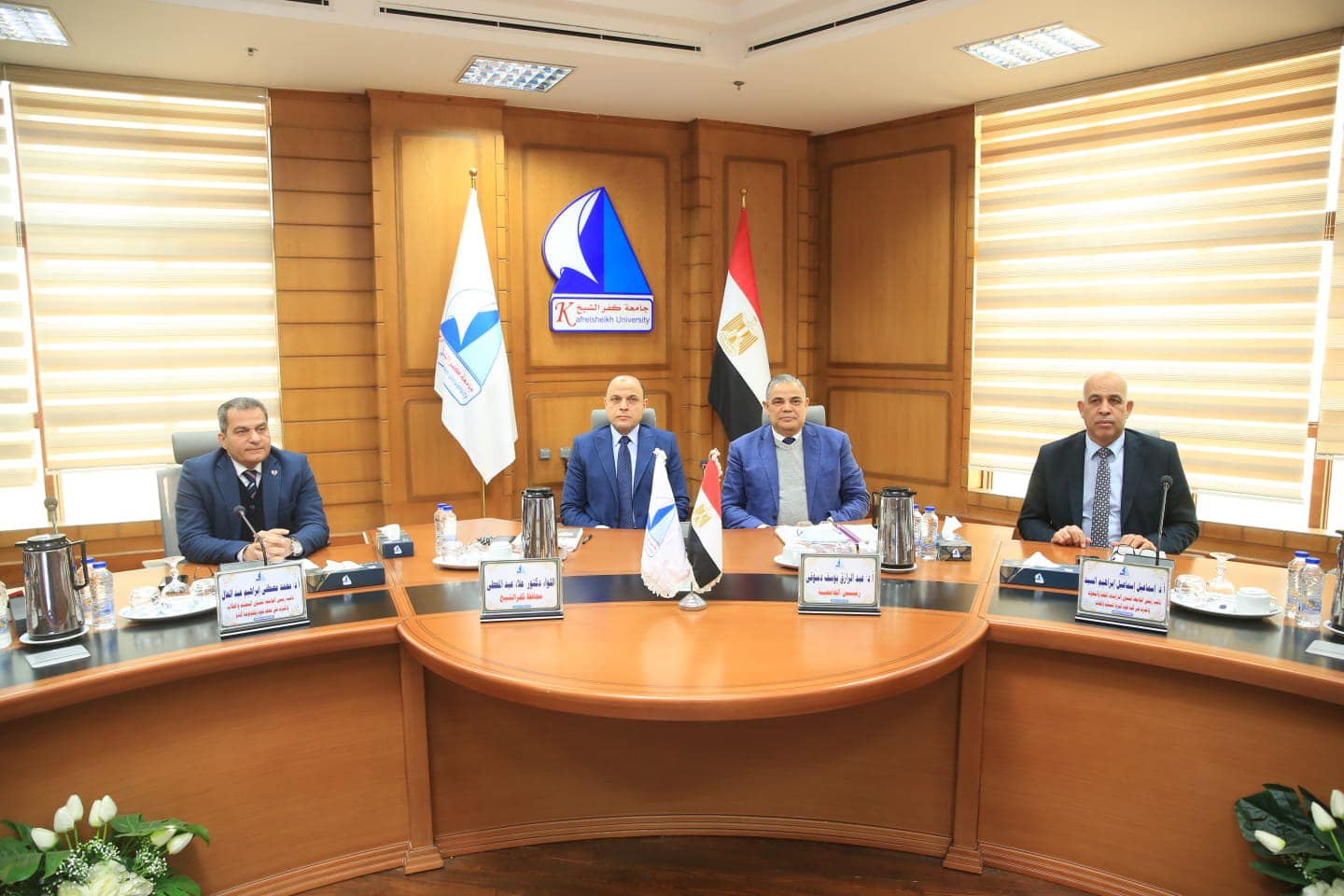 محافظ كفرالشيخ يشارك في اجتماع مجلس الجامعة ويستعرض عدد من المشروعات التنموية والخدمية..مؤكدًا على التعاون المشترك لتحقيق التنمية وتحسين الخدمات لأهالينا  