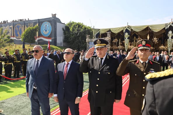 محافظ كفرالشيخ يضع إكليل الزهور على النصب التذكاري لشهداء الشرطة بمناسبة الذكرى الـ 73 لعيد الشرطة.. مشيداً بتضحيات رجال الأمن البواسل فى حماية الوطن  