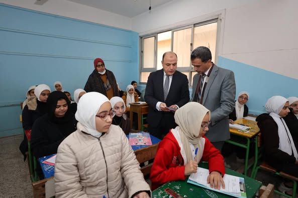 محافظ كفرالشيخ يطمئن على سير امتحانات النقل للمرحلة الإعدادية بالمدرسة القديمة بنات .. متمنيًا للطلاب التوفيق والتميز  