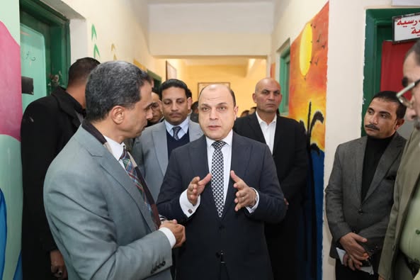 محافظ كفرالشيخ يطمئن على سير امتحانات النقل للمرحلة الثانوية بمدرسة عزت الشافعي الثانوية .. الفصل الدراسي الأول للعام 20242025  